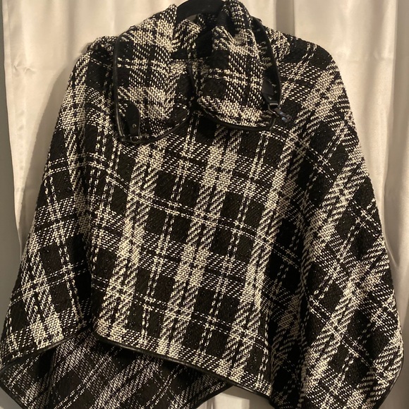 Black and white poncho-OS - Picture 1 of 1